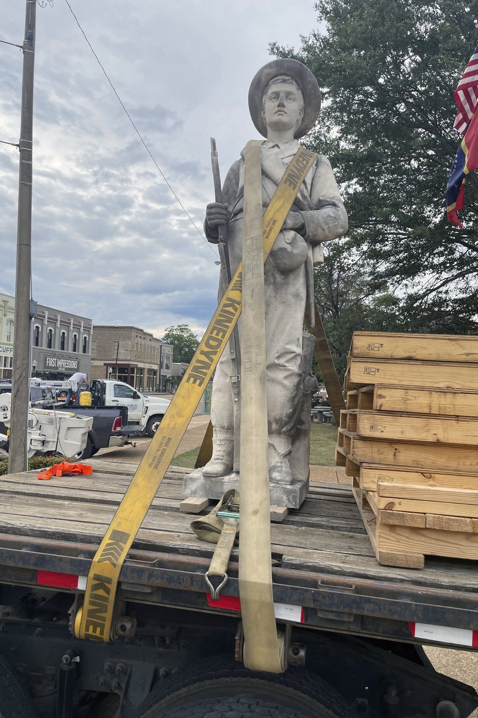Mississippi mayor says a Confederate monument is staying in storage during a lawsuit | iNFOnews.ca Mississippi mayor says a Confederate monument is staying in storage during a lawsuit | iNFOnews.ca