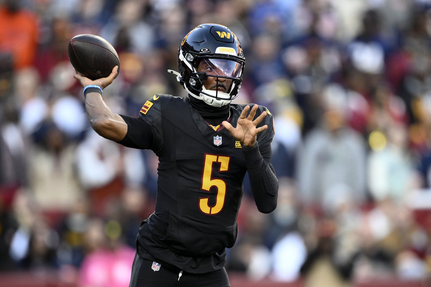 Commanders QB Jayden Daniels practices through his rib injury and says he's 'still intact' | iNFOnews.ca Commanders QB Jayden Daniels practices through his rib injury and says he's 'still intact' | iNFOnews.ca