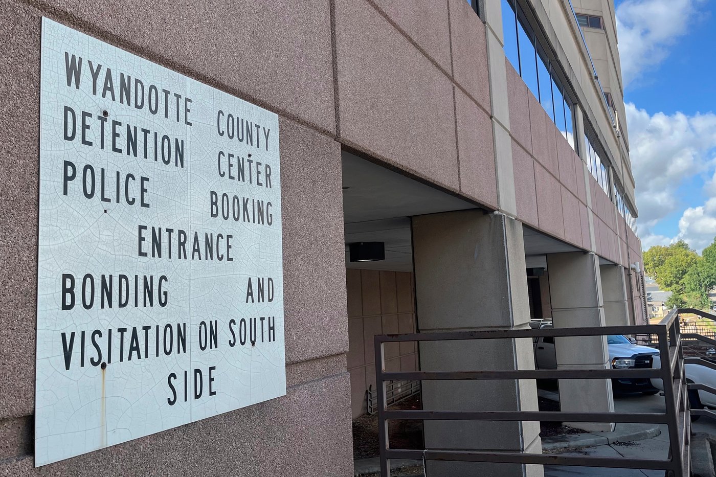 Kansas deputy charged with murder in the death of a man in custody | iNFOnews.ca