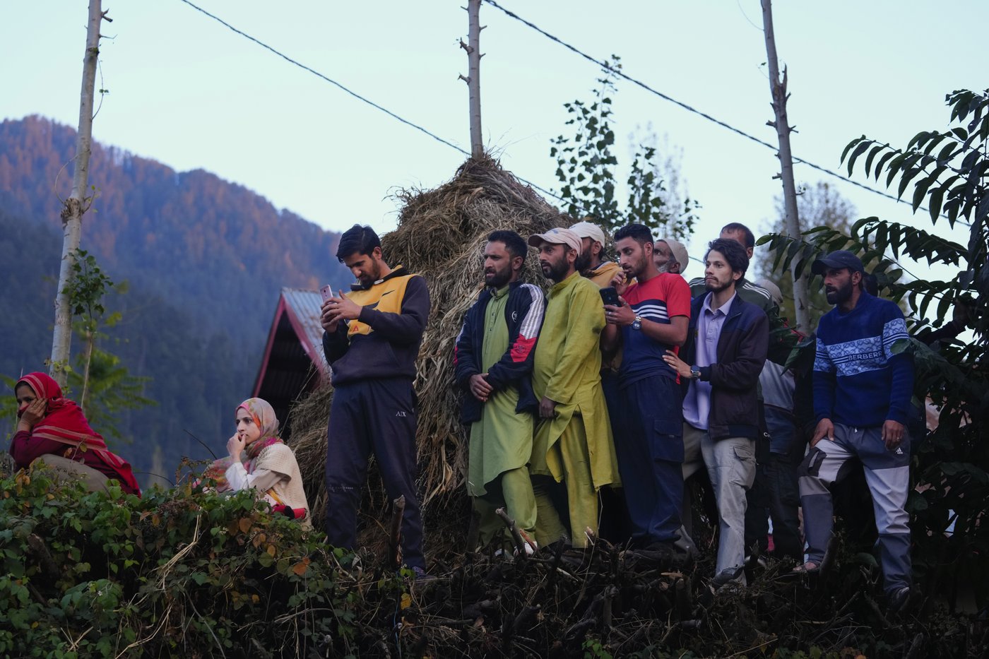 3 Indian soldiers and 2 civilians are killed in an alleged rebel ambush in Kashmir | iNFOnews.ca