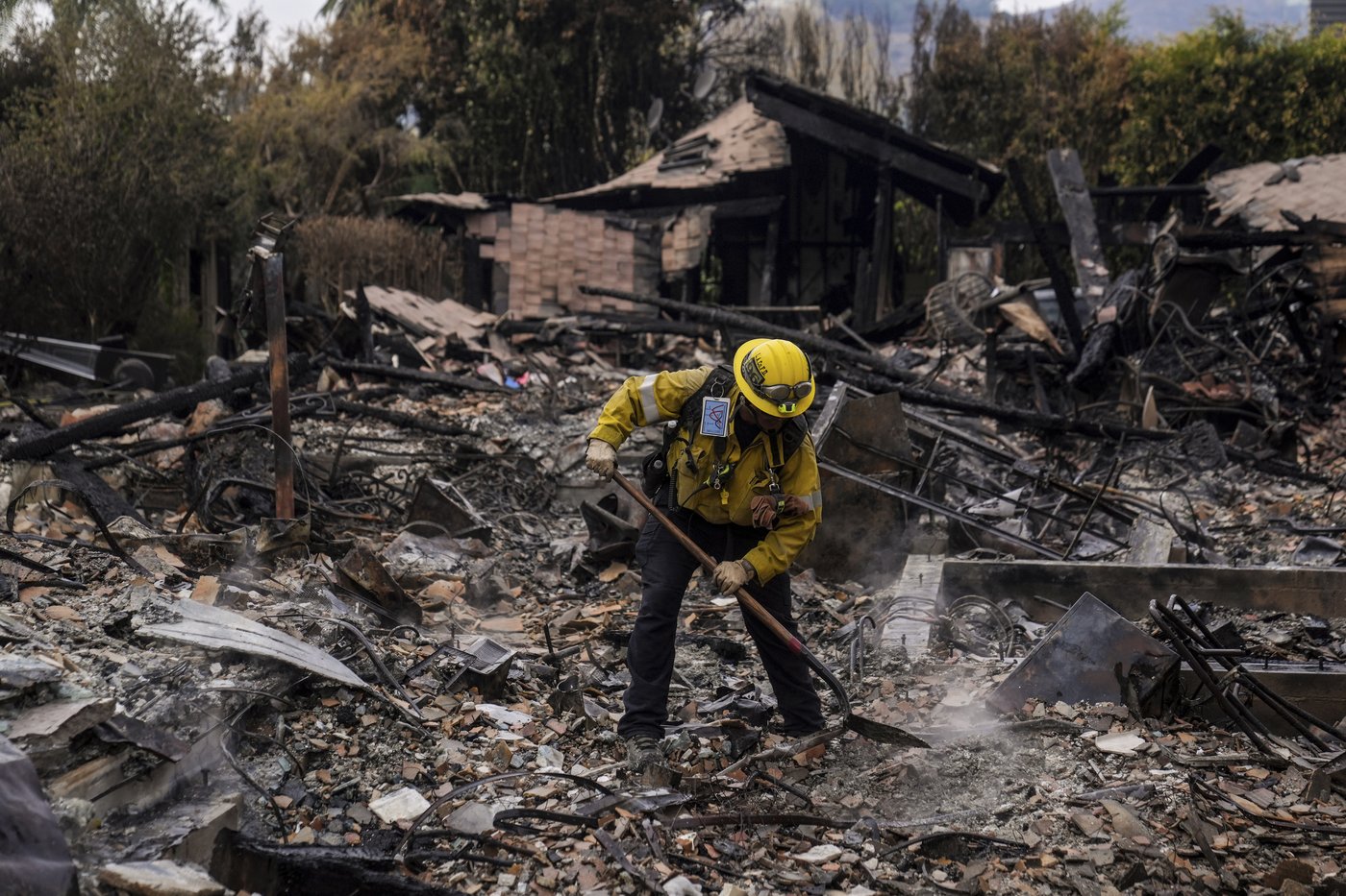3,700 people return to Malibu homes as weather conditions improve and help firefighters battle blaze | iNFOnews.ca