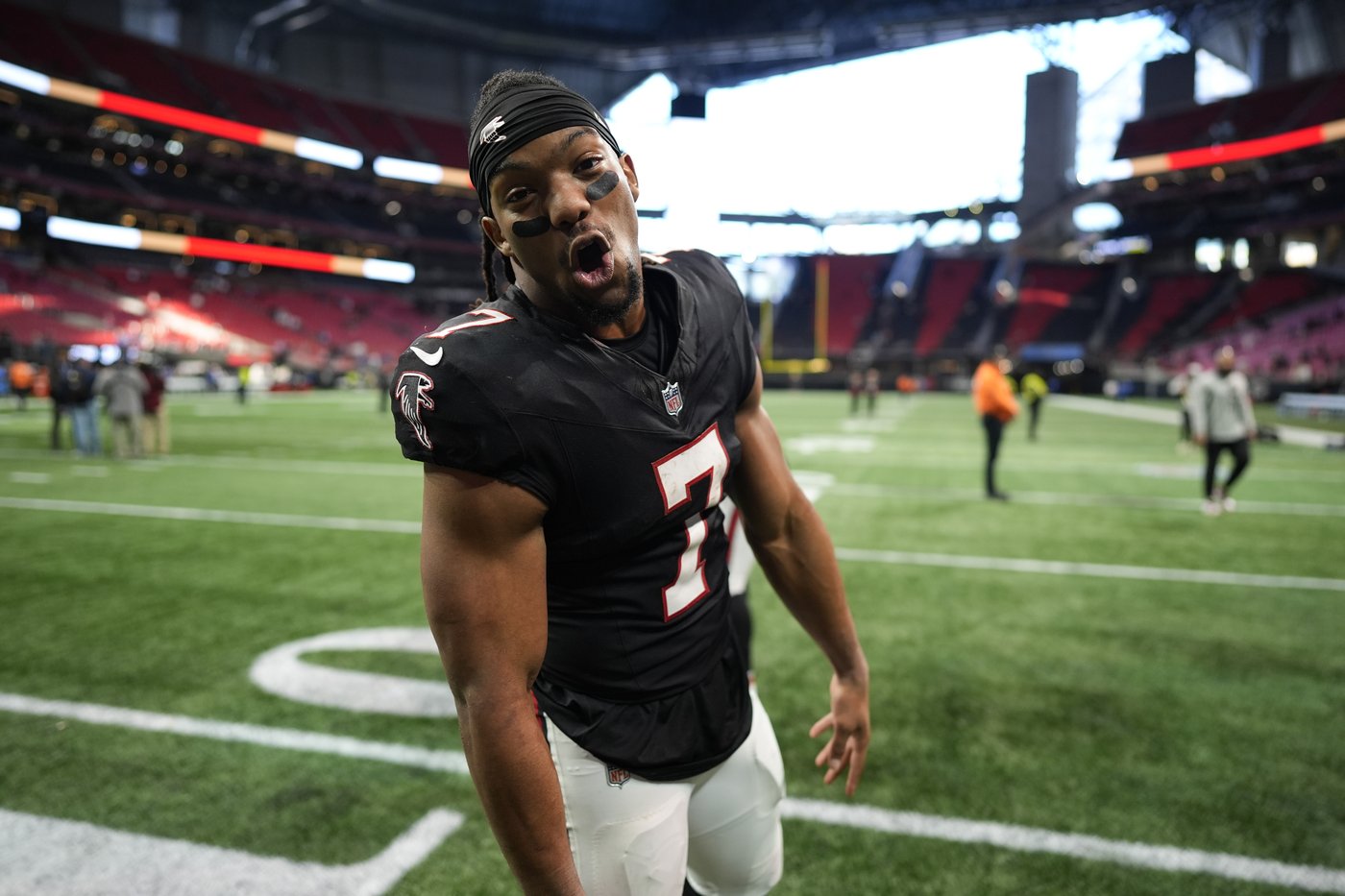 With rookie QB Penix showing poise in starting debut, the Falcons again control their playoff hopes | iNFOnews.ca With rookie QB Penix showing poise in starting debut, the Falcons again control their playoff hopes | iNFOnews.ca