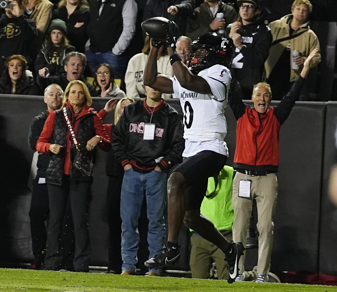 Shedeur Sanders, Travis Hunter help Colorado beat Cincinnati 34-23 to become bowl eligible | iNFOnews.ca
