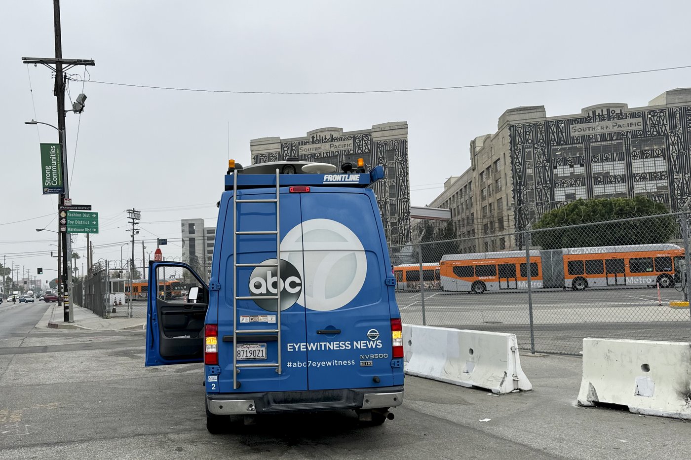 Passenger killed when gunman hijacks Los Angeles bus and leads police on downtown chase | iNFOnews.ca Passenger killed when gunman hijacks Los Angeles bus and leads police on downtown chase | iNFOnews.ca