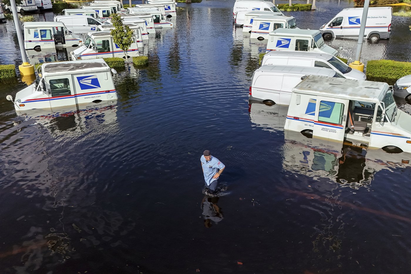 Residents slog through flooded streets, clear debris after Hurricane Milton tore through Florida | iNFOnews.ca