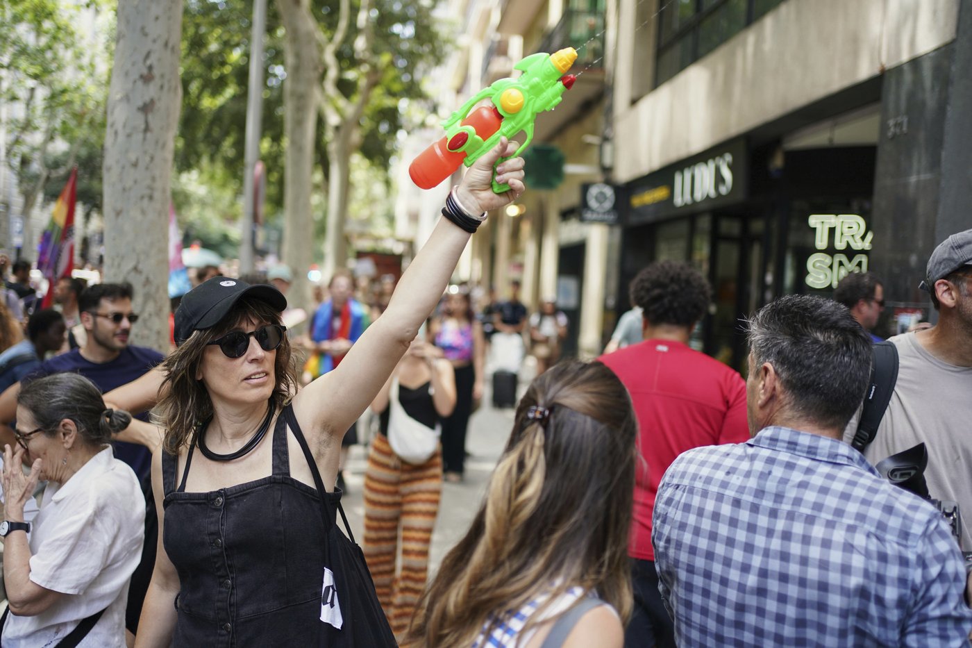 Spaniards turn water pistols on visitors in Barcelona and Mallorca to protest mass tourism | iNFOnews.ca Spaniards turn water pistols on visitors in Barcelona and Mallorca to protest mass tourism | iNFOnews.ca