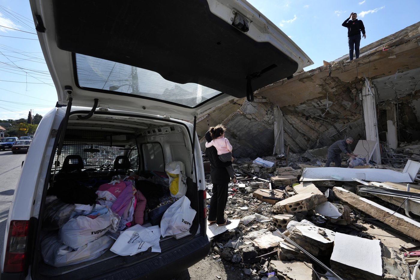 Displaced families in Lebanon who return home are faced with piles of rubble | iNFOnews.ca