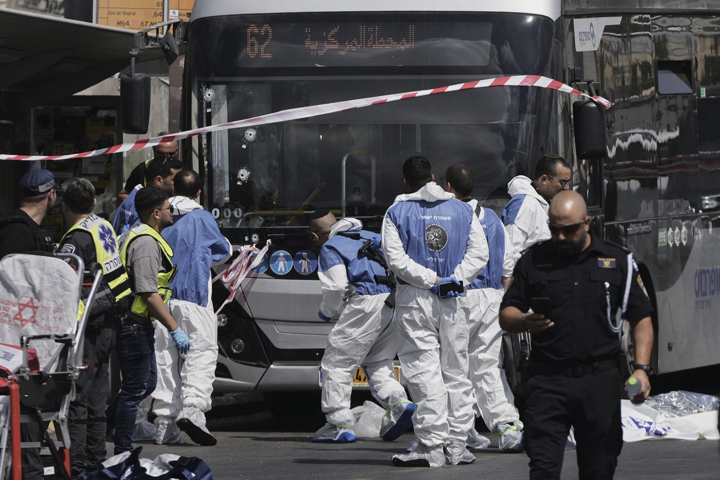 Palestinian gunmen kill 6 people in attack on Jerusalem bus stop | iNFOnews.ca