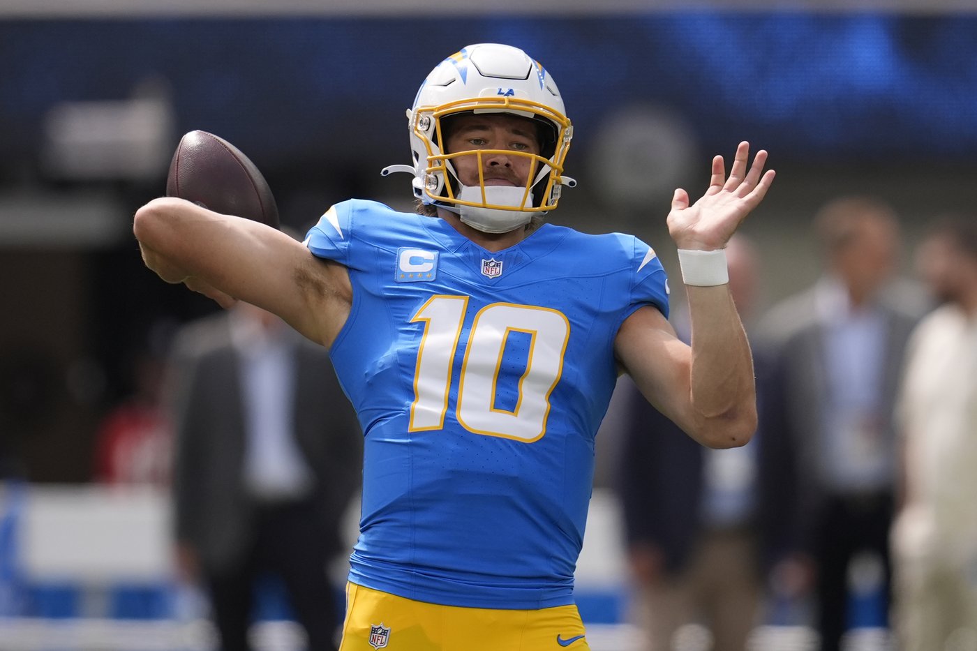 With two backup tackles and a sprained ankle, Justin Herbert perseveres in the Chargers' narrow loss | iNFOnews.ca With two backup tackles and a sprained ankle, Justin Herbert perseveres in the Chargers' narrow loss | iNFOnews.ca