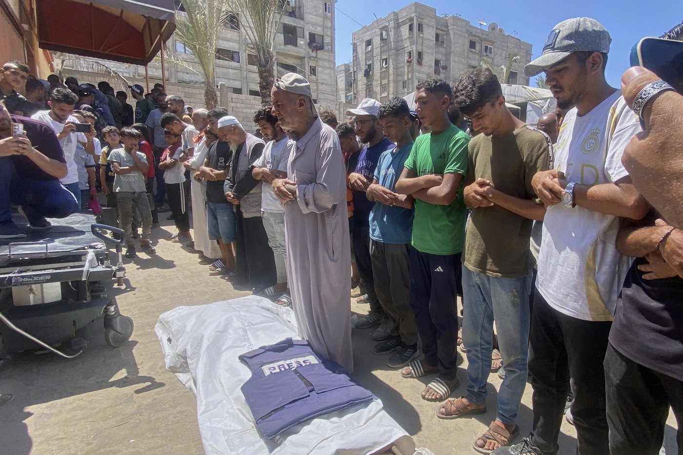 Israel strikes a Gaza hospital twice, killing at least 20, including journalists and rescuers | iNFOnews.ca