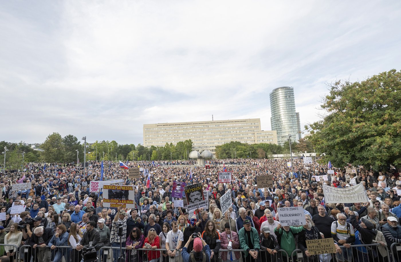 Thousands rally across Slovakia against austerity measures and pro-Russian policies | iNFOnews.ca