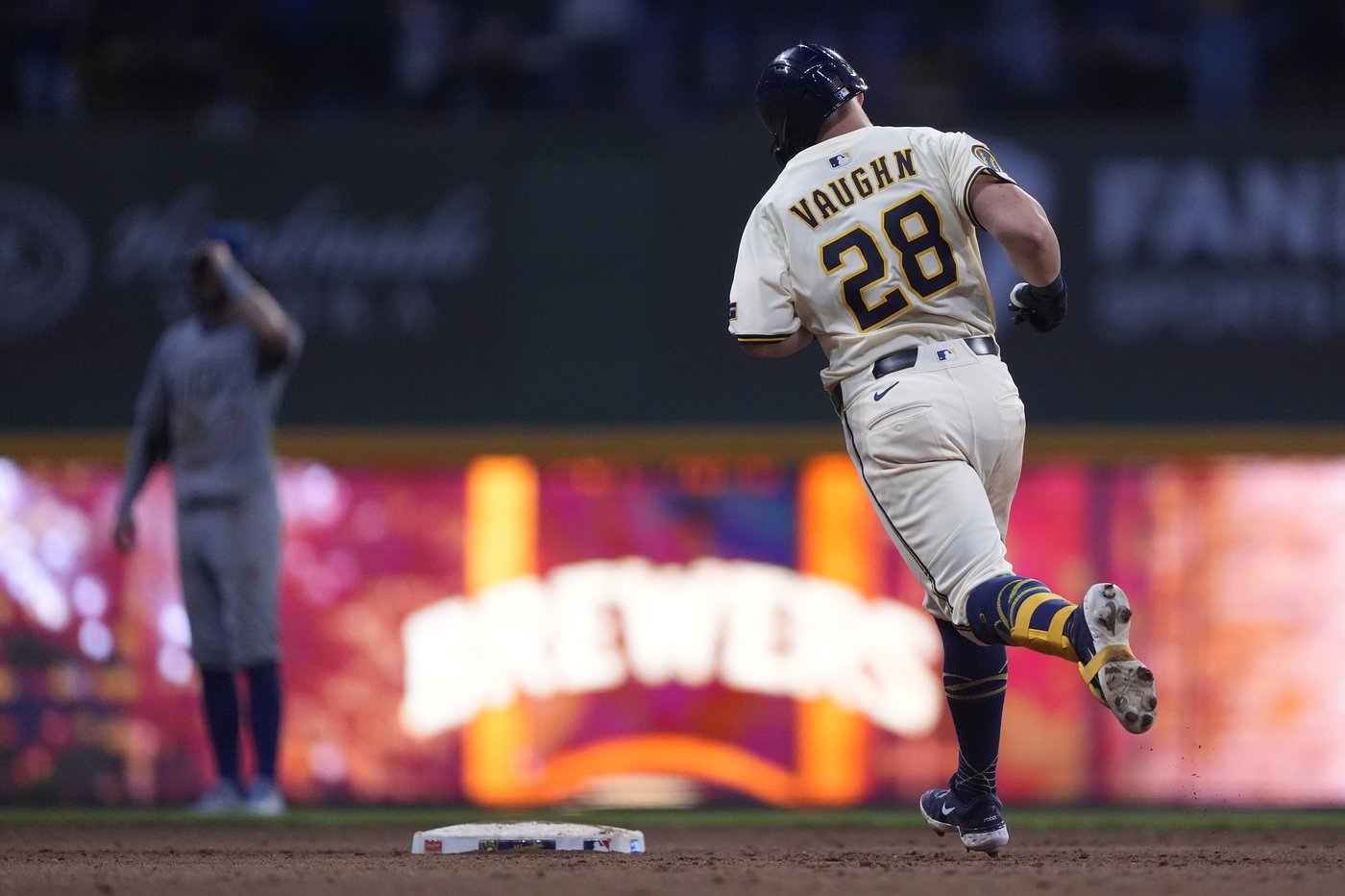 Andrew Vaughn hits grand slam, drives in 6 runs as NL Central-leading Brewers defeat Cubs 9-3 | iNFOnews.ca