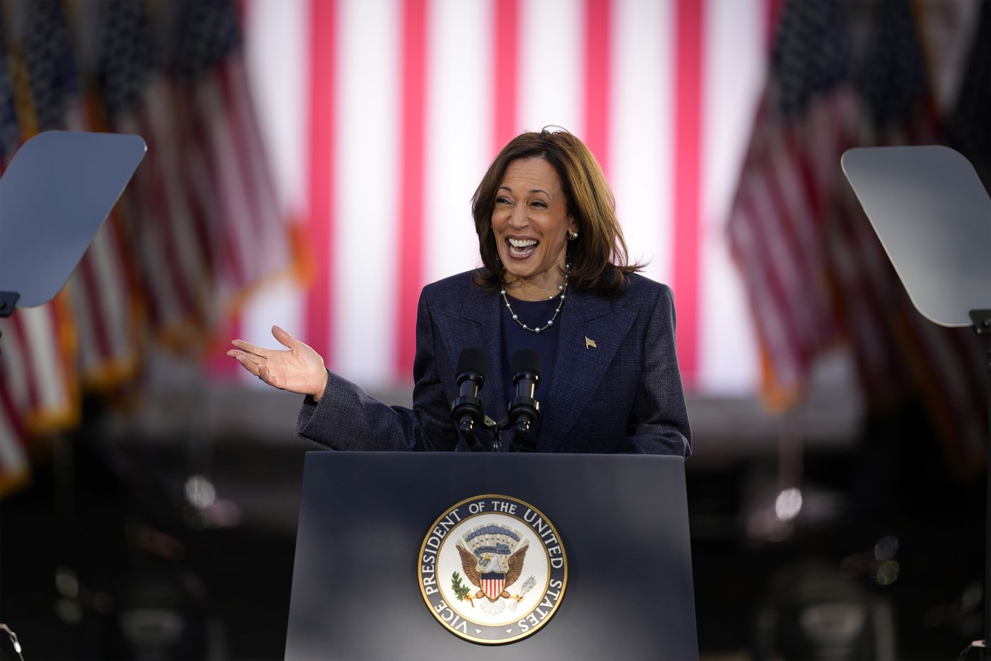 PHOTO COLLECTION: Election 2024 Campaign for President, October 16 | iNFOnews.ca