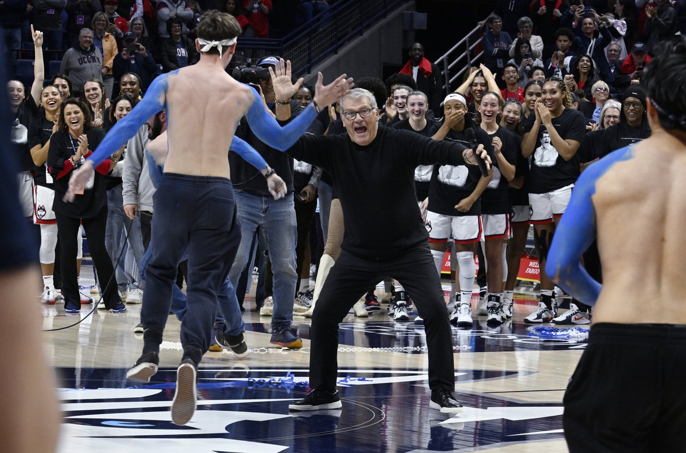 UConn coach Geno Auriemma breaks NCAA wins record, getting 1,217th career victory | iNFOnews.ca