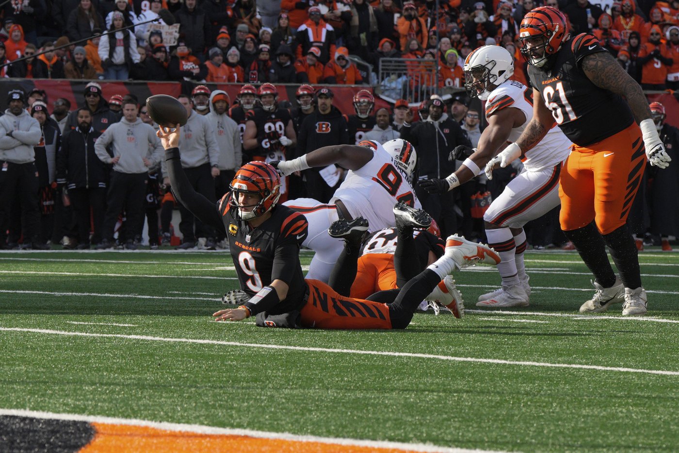 Burrow throws 3 TD passes and Bengals keep playoff hopes alive with 24-6 victory over Browns | iNFOnews.ca