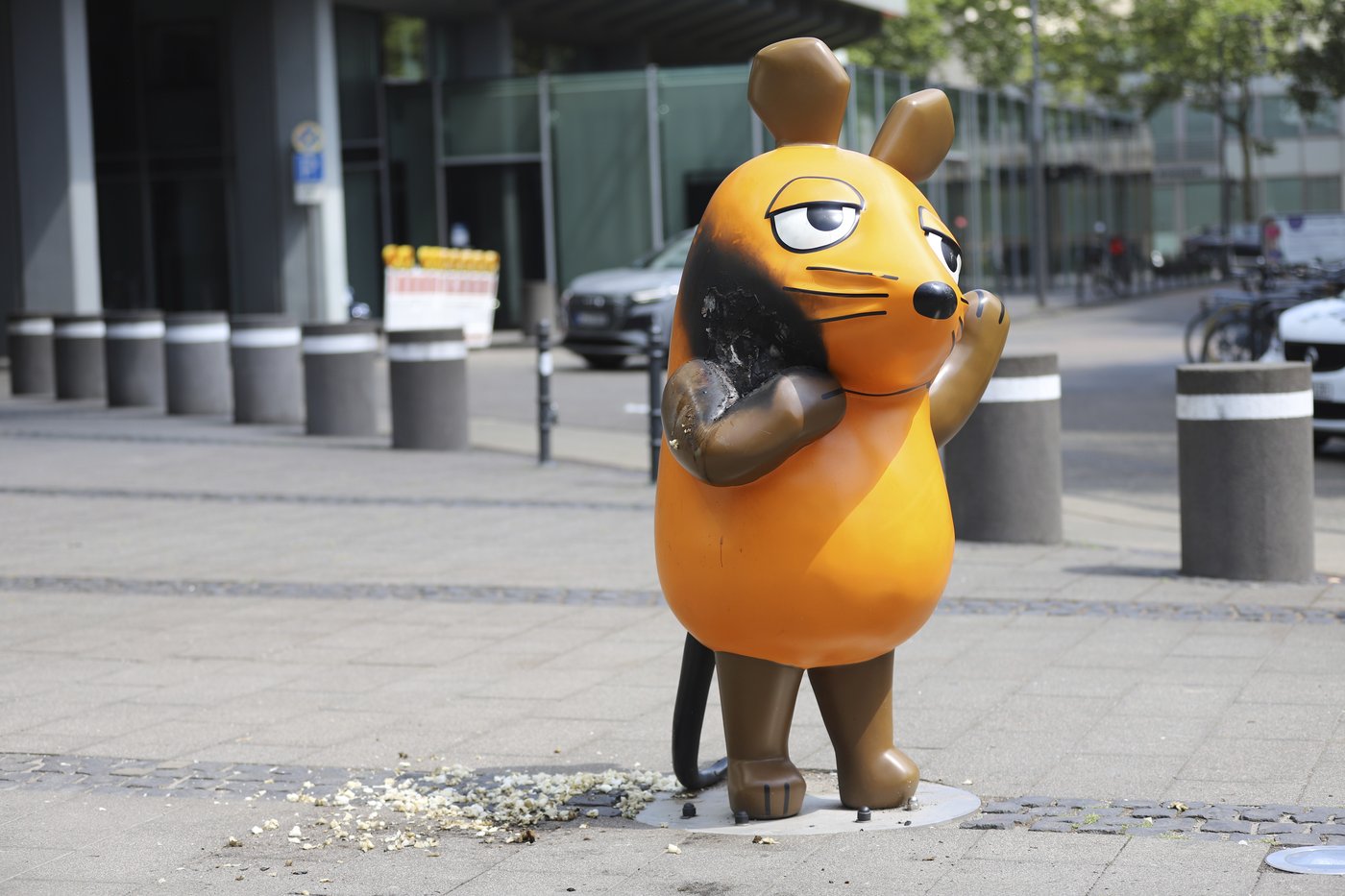 Vandals set fire to a mouse statue that's a TV star and mascot for a German broadcaster | iNFOnews.ca
