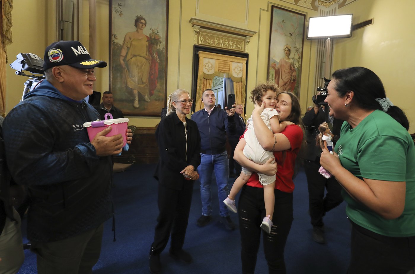 2-year-old girl reunites with her mother in Venezuela after US deportation | iNFOnews.ca