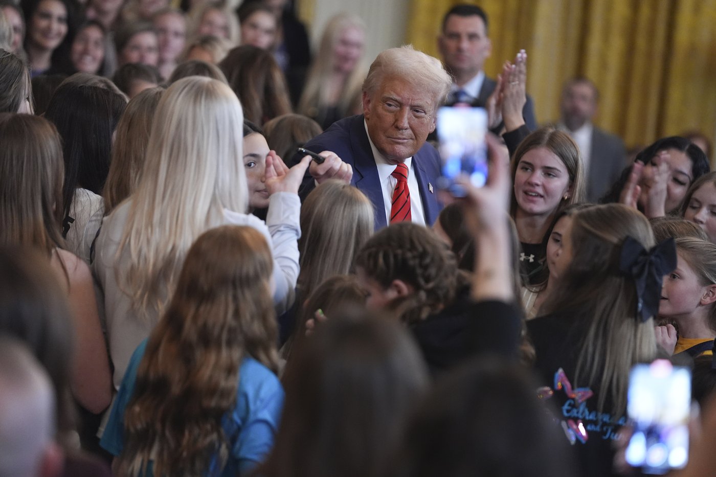 Trump signs executive order intended to bar transgender athletes from girls' and women's sports | iNFOnews.ca