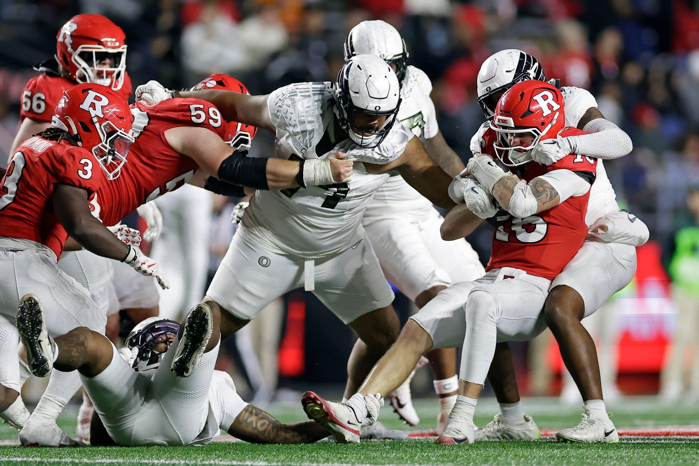No. 8 Oregon follows first loss with 56-10 romp over Rutgers | iNFOnews.ca