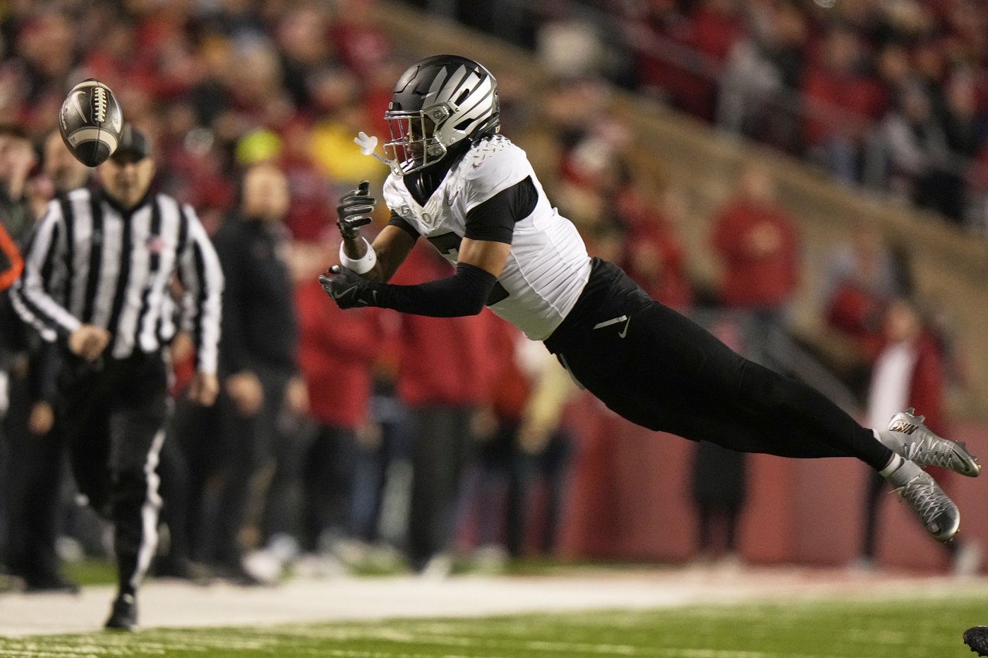 No. 1 Oregon rallies in 4th quarter to beat Wisconsin 16-13 | iNFOnews.ca No. 1 Oregon rallies in 4th quarter to beat Wisconsin 16-13 | iNFOnews.ca