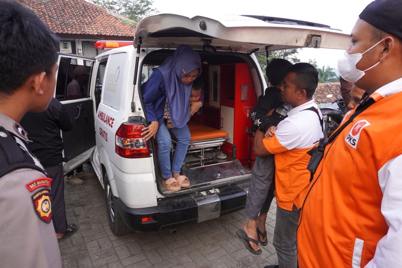 Indonesia faces calls to halt free meals program as over 5,000 school children fall ill | iNFOnews.ca Indonesia faces calls to halt free meals program as over 5,000 school children fall ill | iNFOnews.ca