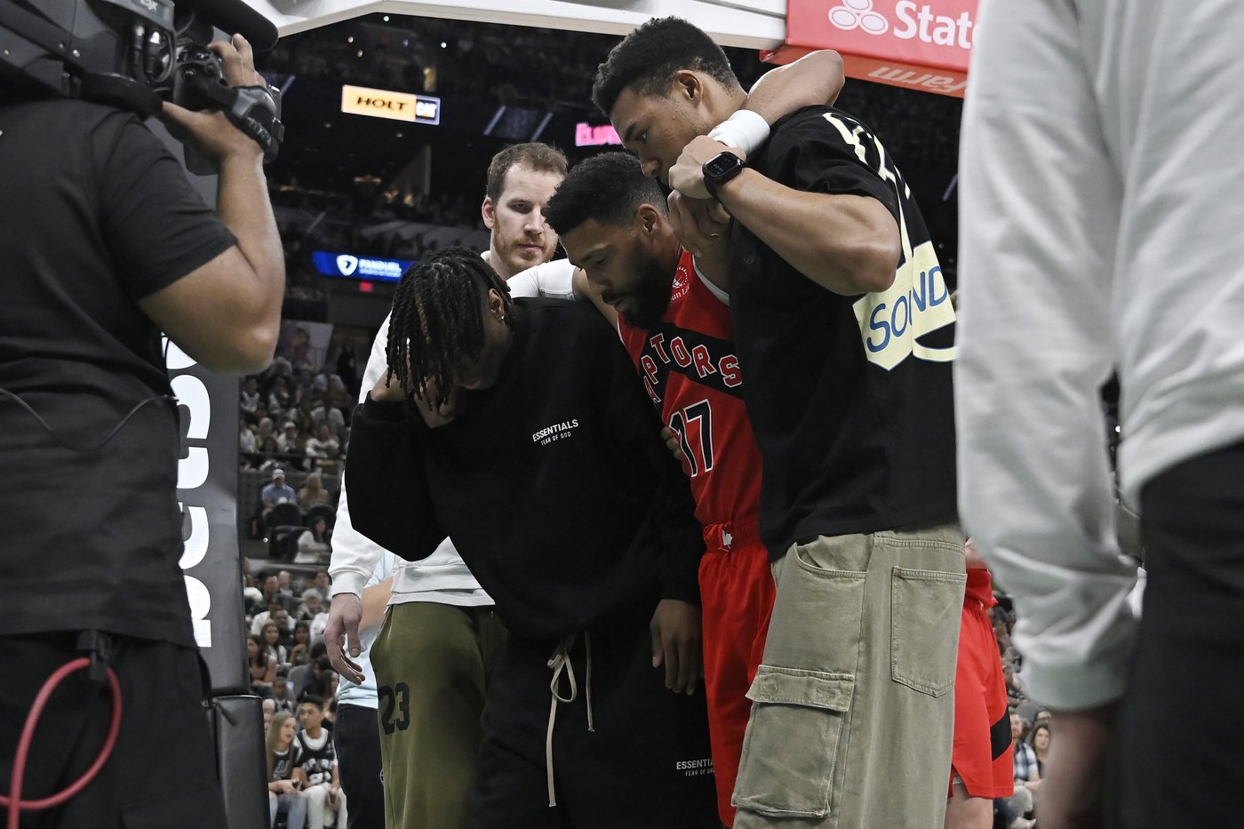 Spurs rally from a 22-point deficit to beat the Raptors 125-118 | iNFOnews.ca