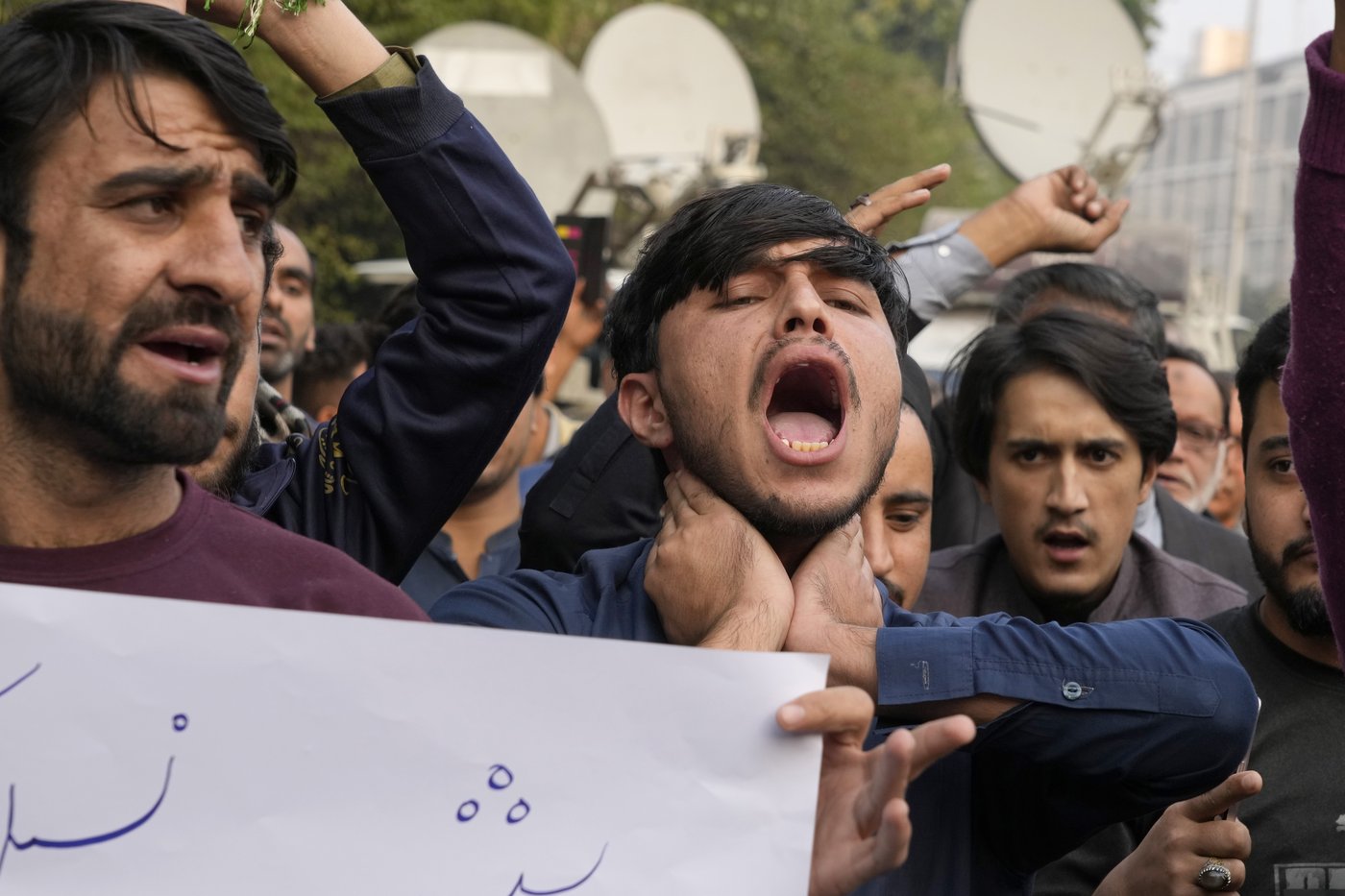 Fighting between armed sectarian groups in restive northwestern Pakistan kills at least 37 people | iNFOnews.ca Fighting between armed sectarian groups in restive northwestern Pakistan kills at least 37 people | iNFOnews.ca