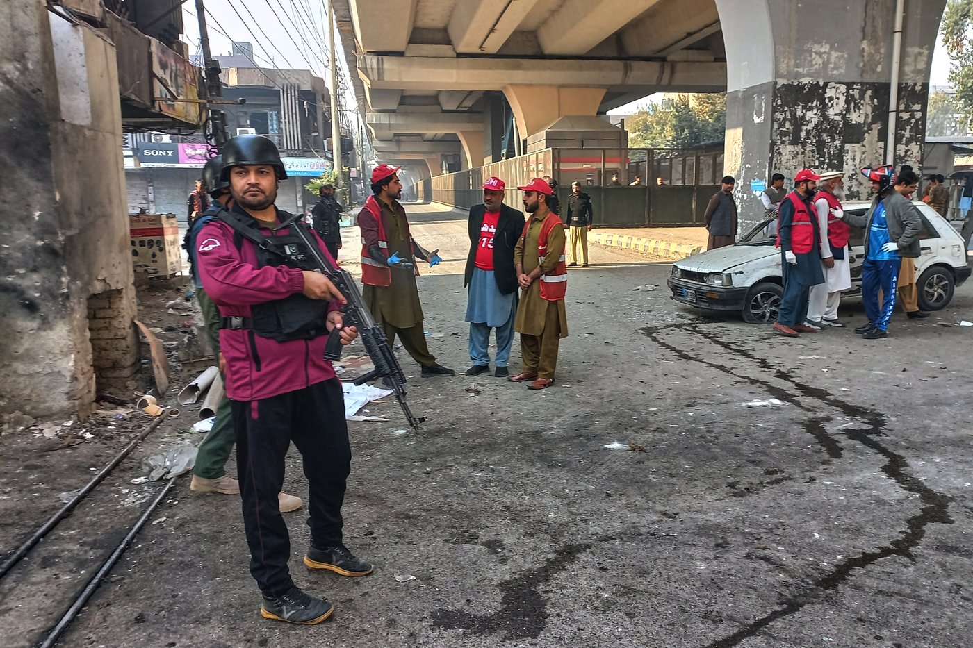 Suicide bombers strike security force headquarters in northwestern Pakistan, killing 3 officers | iNFOnews.ca Suicide bombers strike security force headquarters in northwestern Pakistan, killing 3 officers | iNFOnews.ca