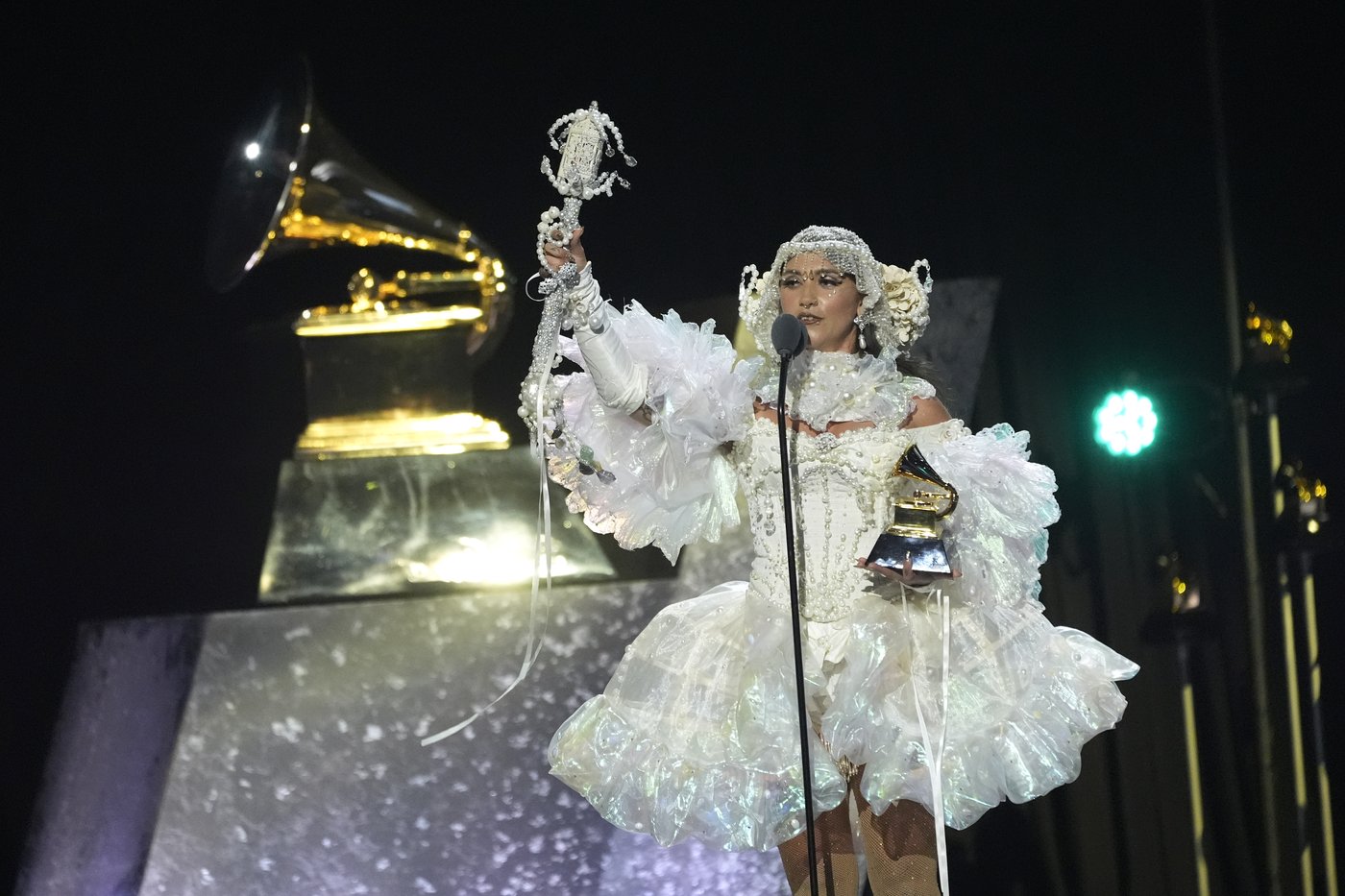 Sparkle and color pop amid more subdued tones on Grammys red carpet | iNFOnews.ca Sparkle and color pop amid more subdued tones on Grammys red carpet | iNFOnews.ca