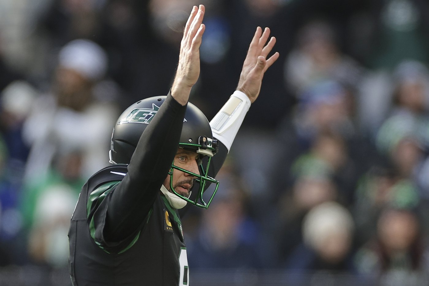 Jets are sticking with struggling Aaron Rodgers as their starting quarterback | iNFOnews.ca