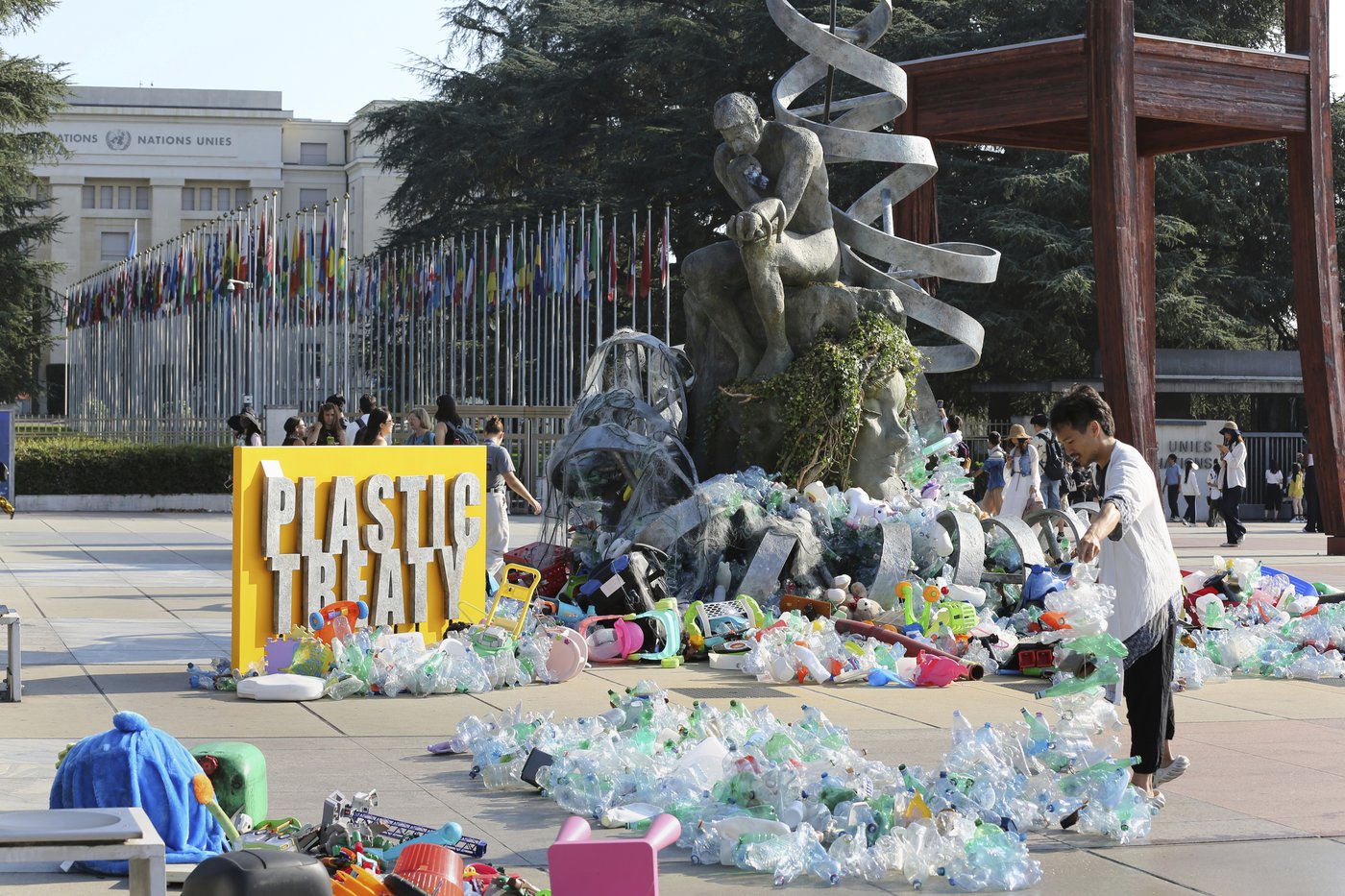 Artist drowns sculpture in plastic waste in front of the UN during plastic pollution treaty talks | iNFOnews.ca Artist drowns sculpture in plastic waste in front of the UN during plastic pollution treaty talks | iNFOnews.ca