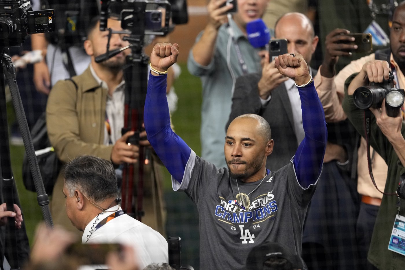Freddie Freeman's World Series spikes, Mookie Betts' batting gloves going to baseball Hall of Fame | iNFOnews.ca