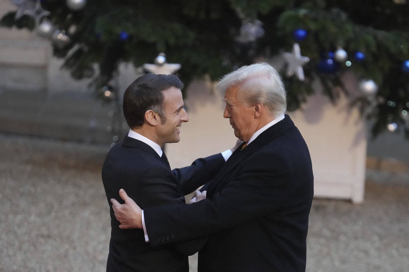 Trump is welcomed by Macron to Paris with presidential pomp and joined by Zelenskyy for their talks | iNFOnews.ca Trump is welcomed by Macron to Paris with presidential pomp and joined by Zelenskyy for their talks | iNFOnews.ca