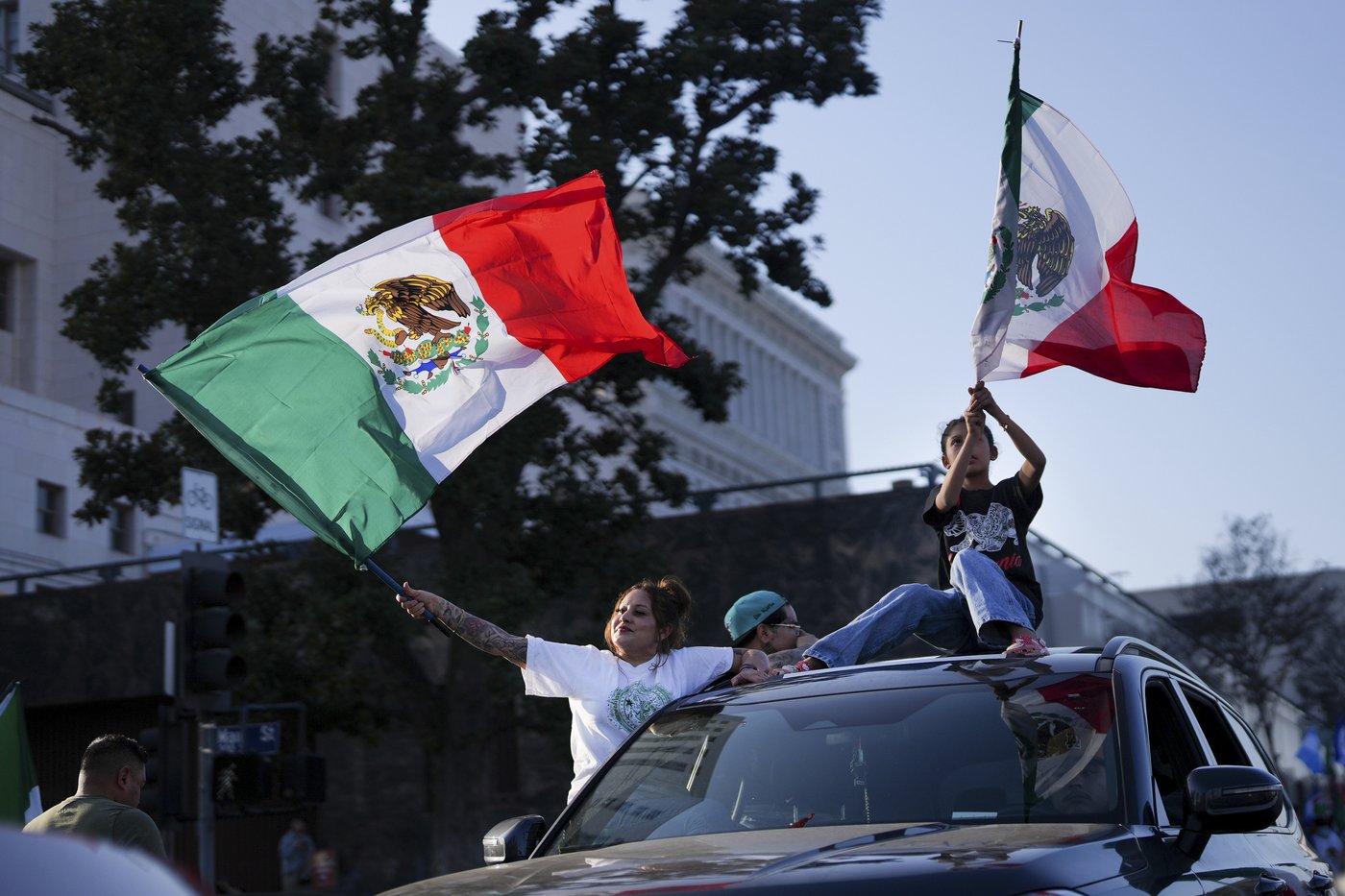 Marchers protesting planned deportations block major freeway in Los Angeles | iNFOnews.ca
