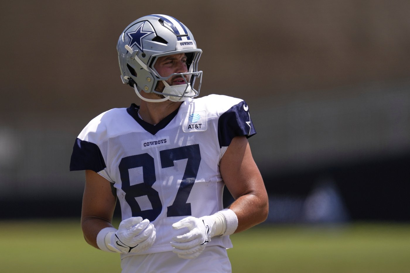 Cowboys TE Jake Ferguson leaves practice after being hit in the back | iNFOnews.ca