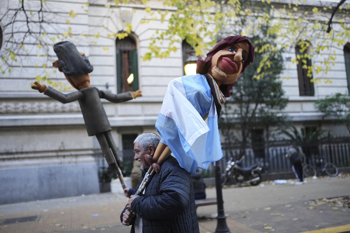 Large crowds protest in support of Argentine ex-President Fernández as she starts house arrest | iNFOnews.ca
