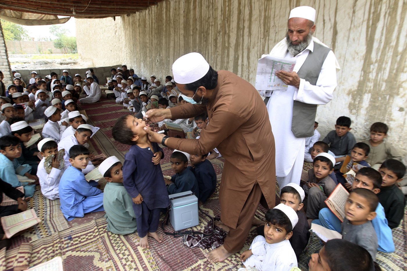 Attack on a health center used in an anti-polio campaign in Pakistan kills 2 police officers | iNFOnews.ca Attack on a health center used in an anti-polio campaign in Pakistan kills 2 police officers | iNFOnews.ca