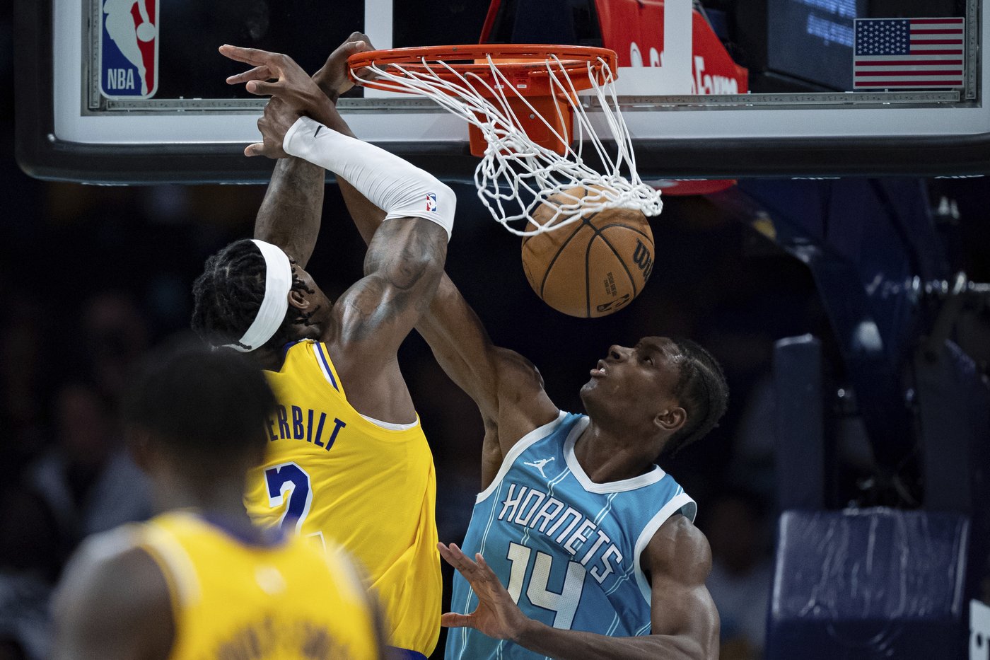 Lakers top Hornets for 4th straight win | iNFOnews.ca