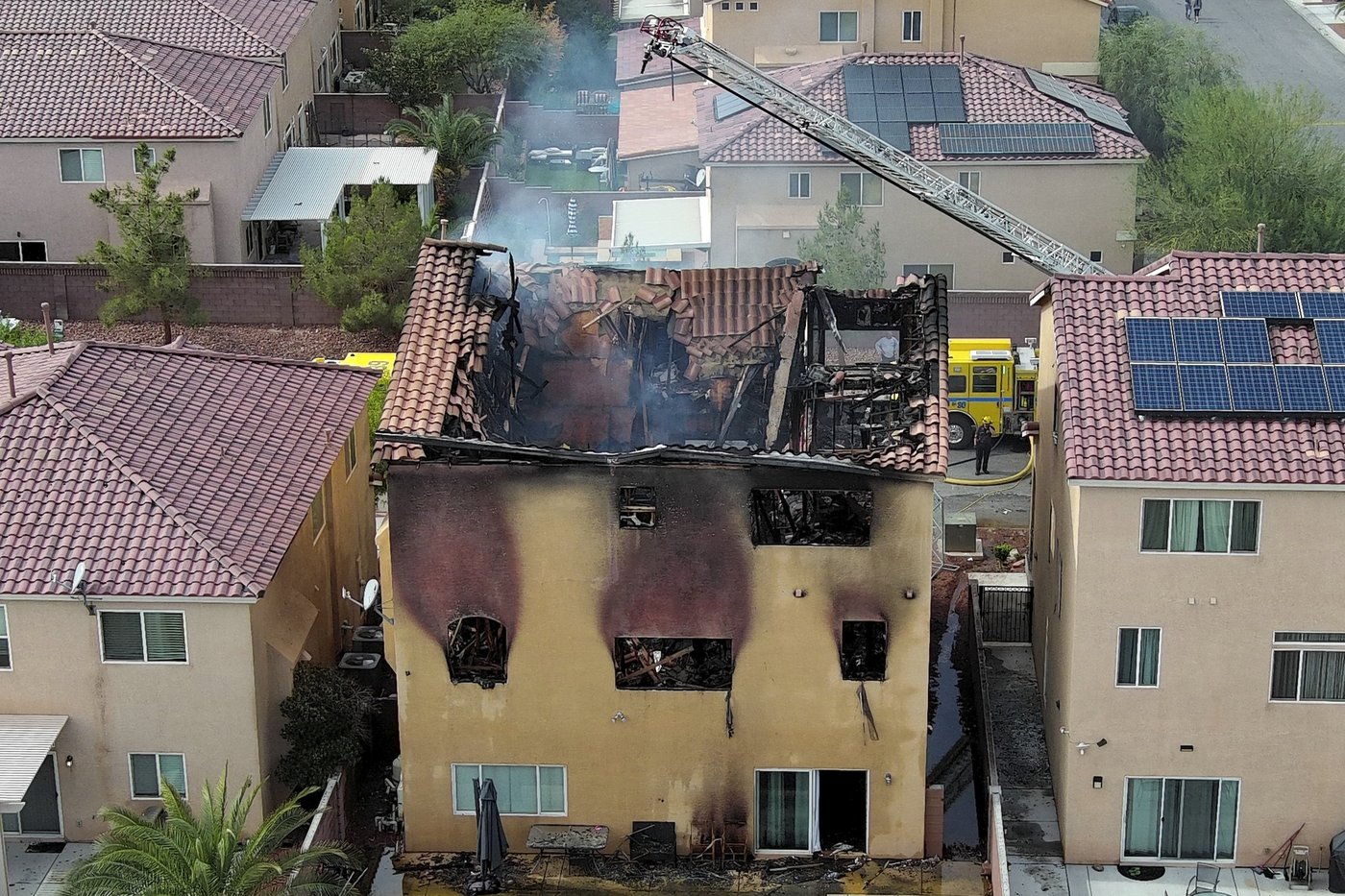 Mom and child jumped from a window to escape a Las Vegas fire that killed 2 children and 2 adults | iNFOnews.ca