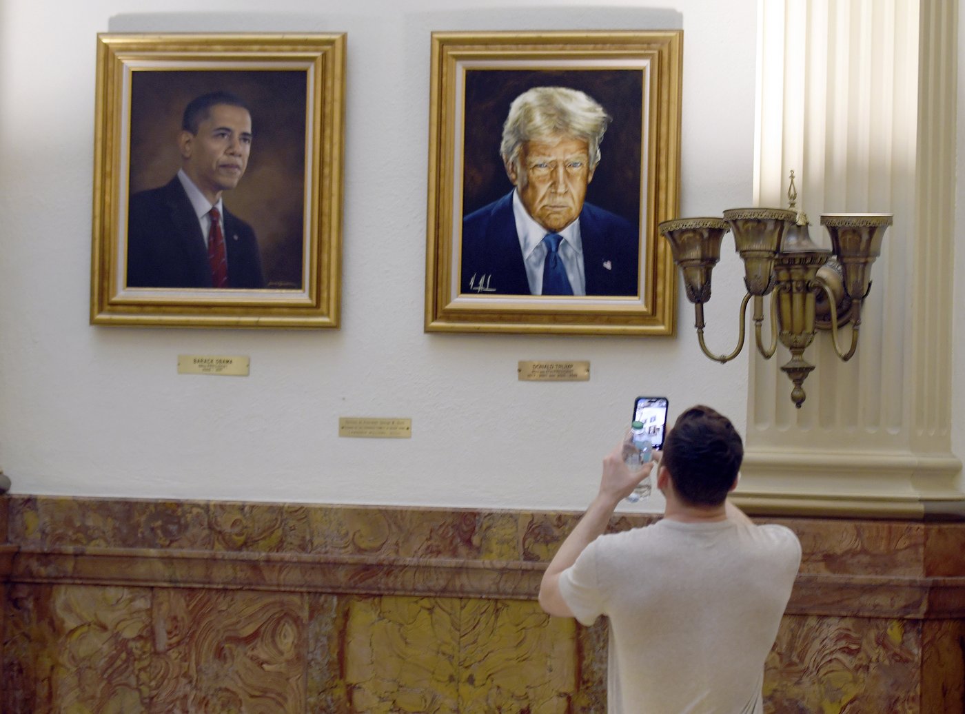 New Trump portrait donated by White House hangs in Colorado Capitol after earlier one drew his ire | iNFOnews.ca