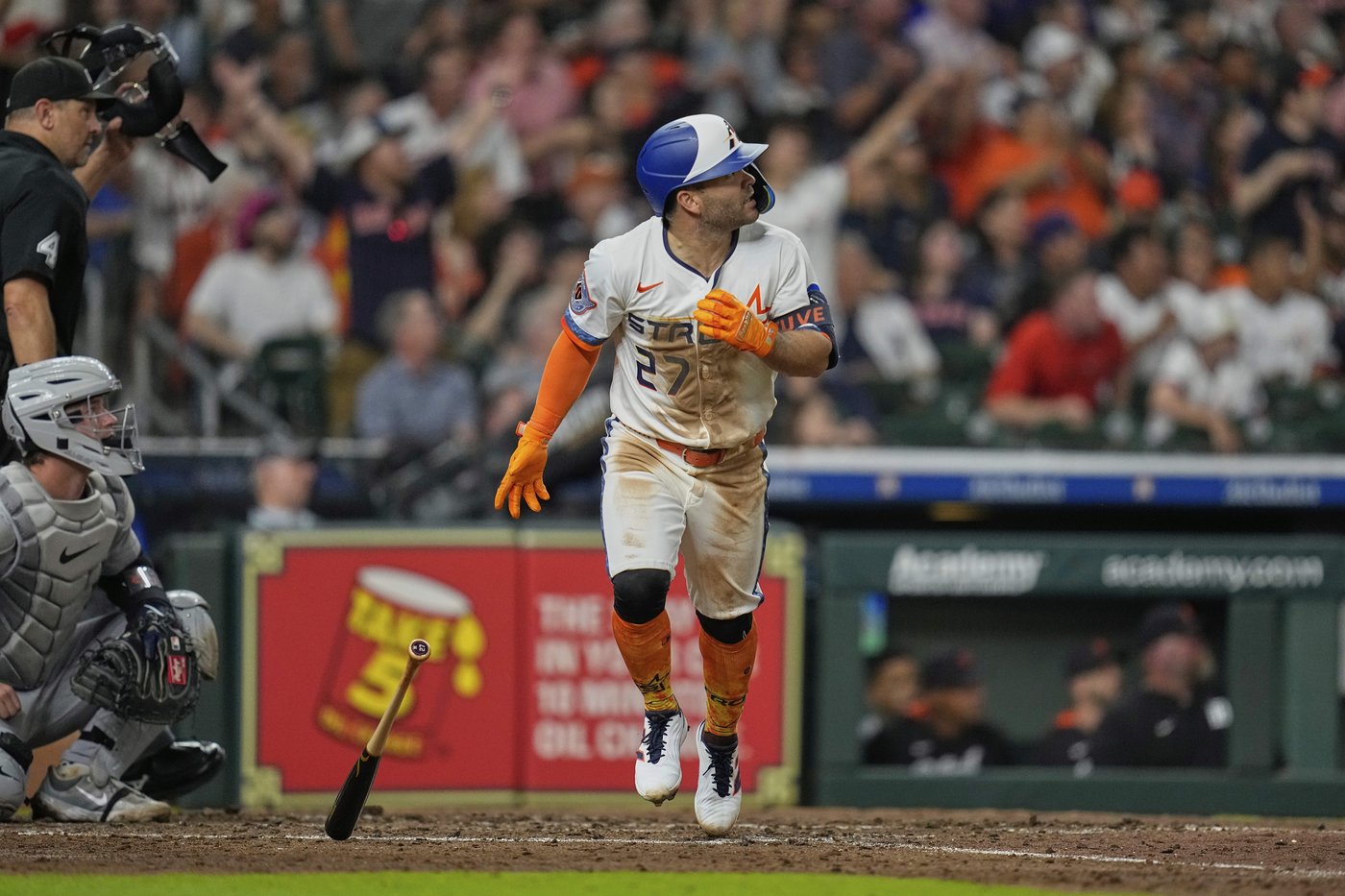 Altuve and Walker each hit a 2-run homer to help the Astros beat the Tigers 8-5 | iNFOnews.ca