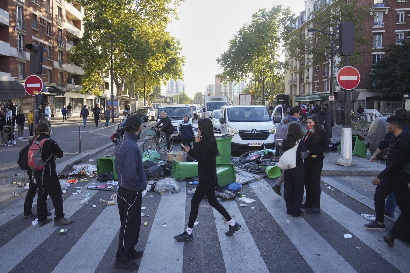 Protesters block roads and start fires across France to challenge the new prime minister, in photos | iNFOnews.ca