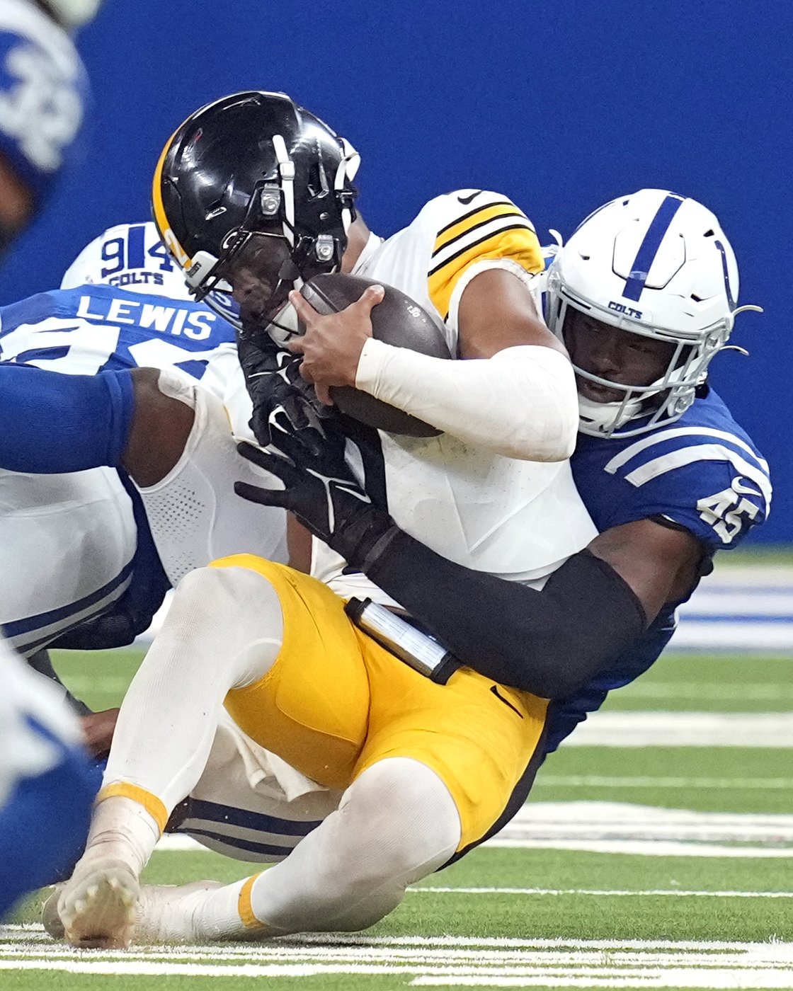 Even in loss to Colts, Justin Fields makes his case to remain Steelers' starting QB | iNFOnews.ca