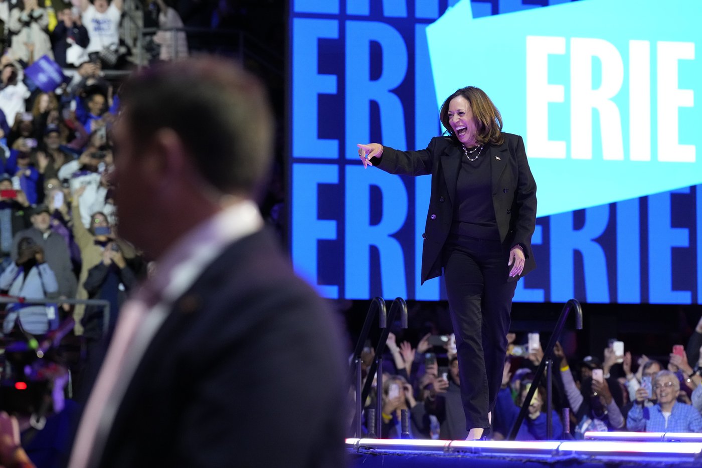 With time running out, Harris keeps focus on 'blue wall' states | iNFOnews.ca