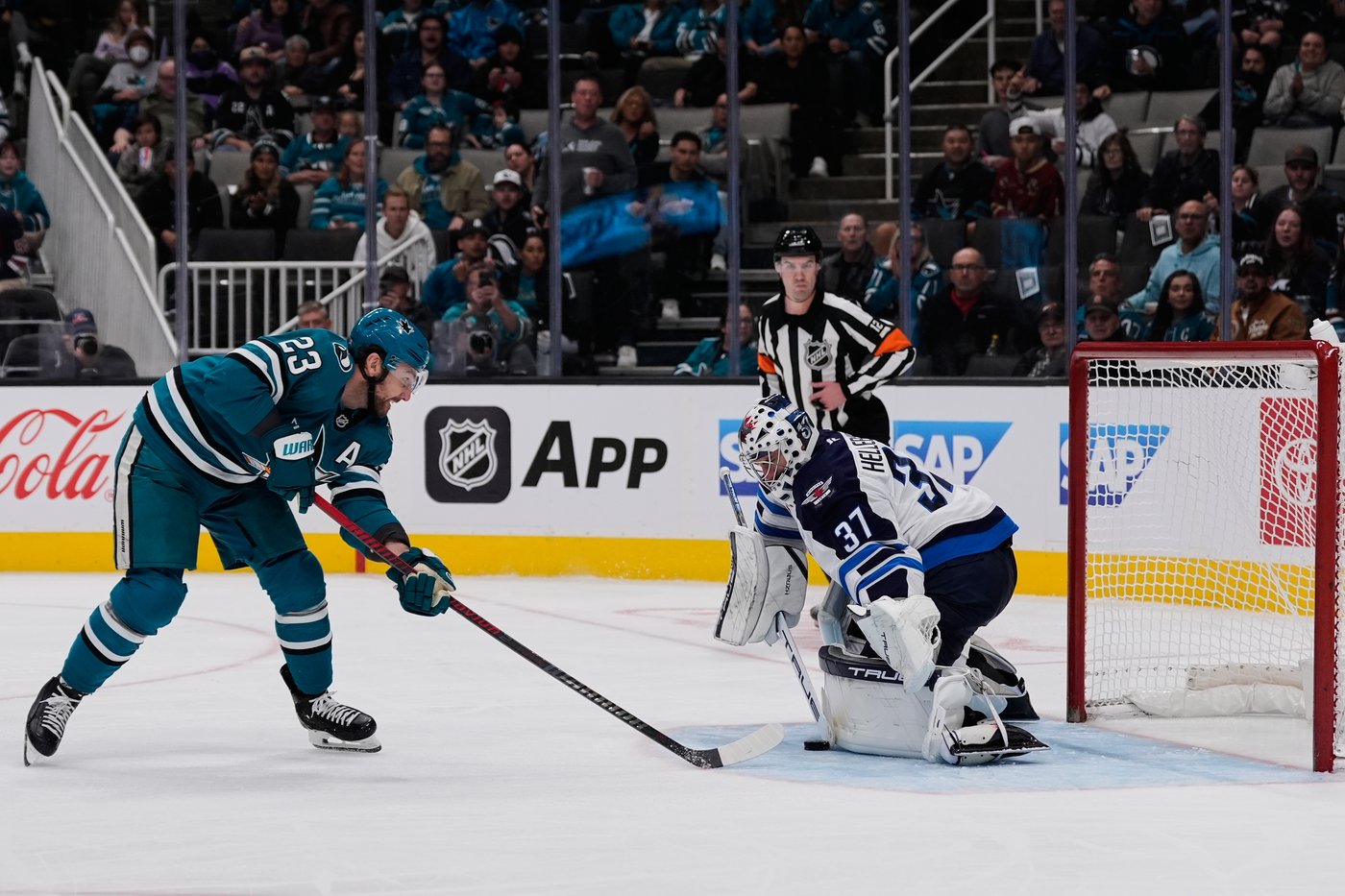 Will Smith scores tiebreaking goal late in 3rd period as Sharks beat Jets 2-1 | iNFOnews.ca