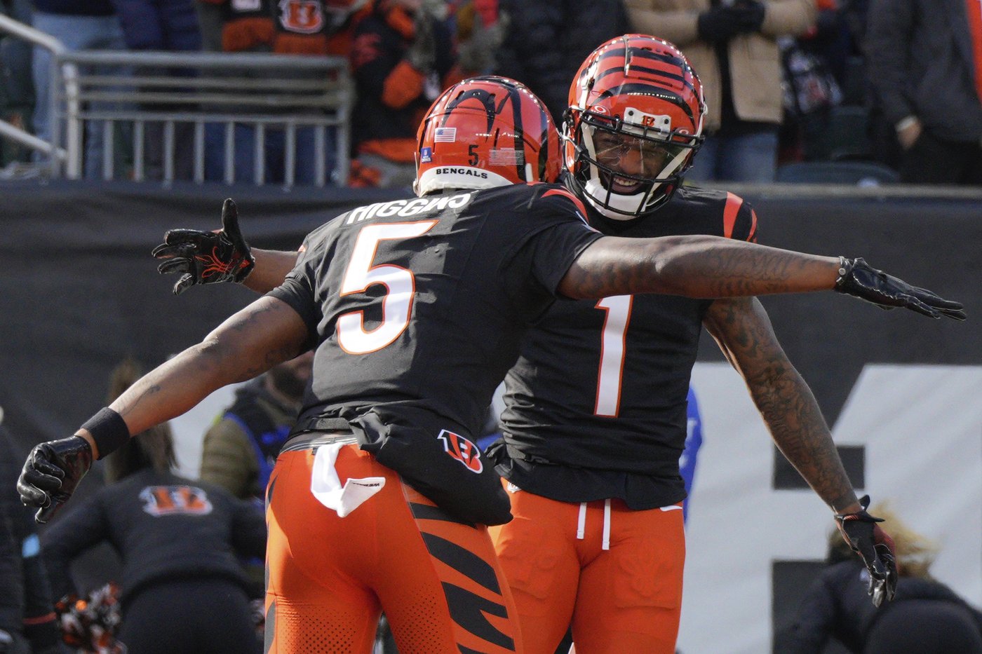 Burrow throws 3 TD passes and Bengals keep playoff hopes alive with 24-6 victory over Browns | iNFOnews.ca