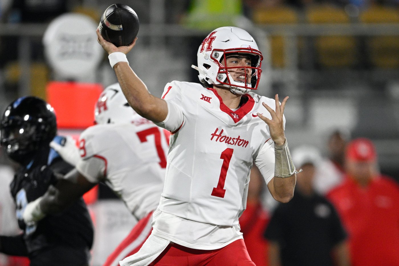 Houston's defense holds on to upend UCF 30-27 after late field goal by Ethan Sanchez | iNFOnews.ca
