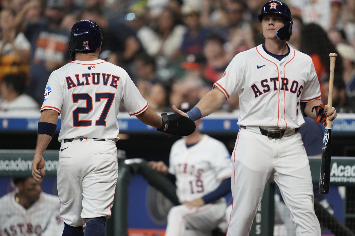 Houston's Altuve lifted from game against Reds in the 3rd inning with right hamstring tightness | iNFOnews.ca