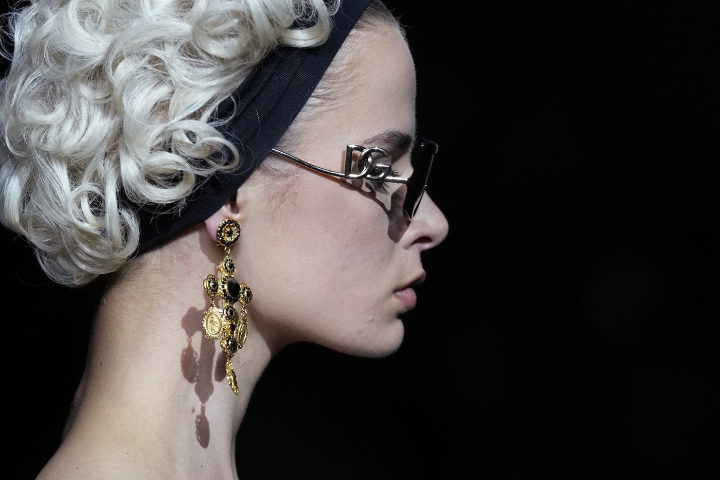 Madonna makes veiled entrance to Dolce&Gabbana for show celebrating her 1990s heyday | iNFOnews.ca
