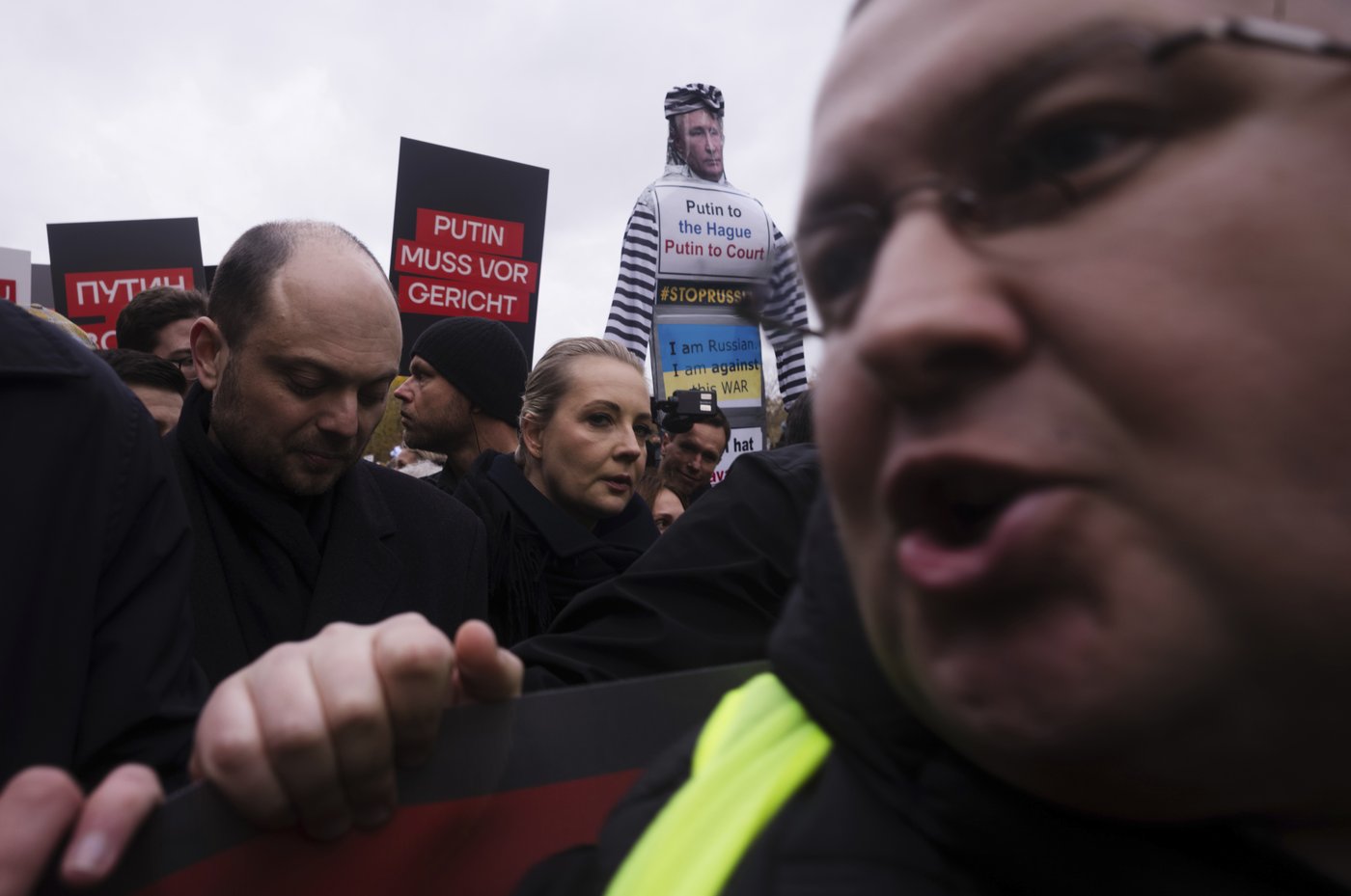Putin critics lead a march in Berlin calling for democracy in Russia and an end to war in Ukraine | iNFOnews.ca